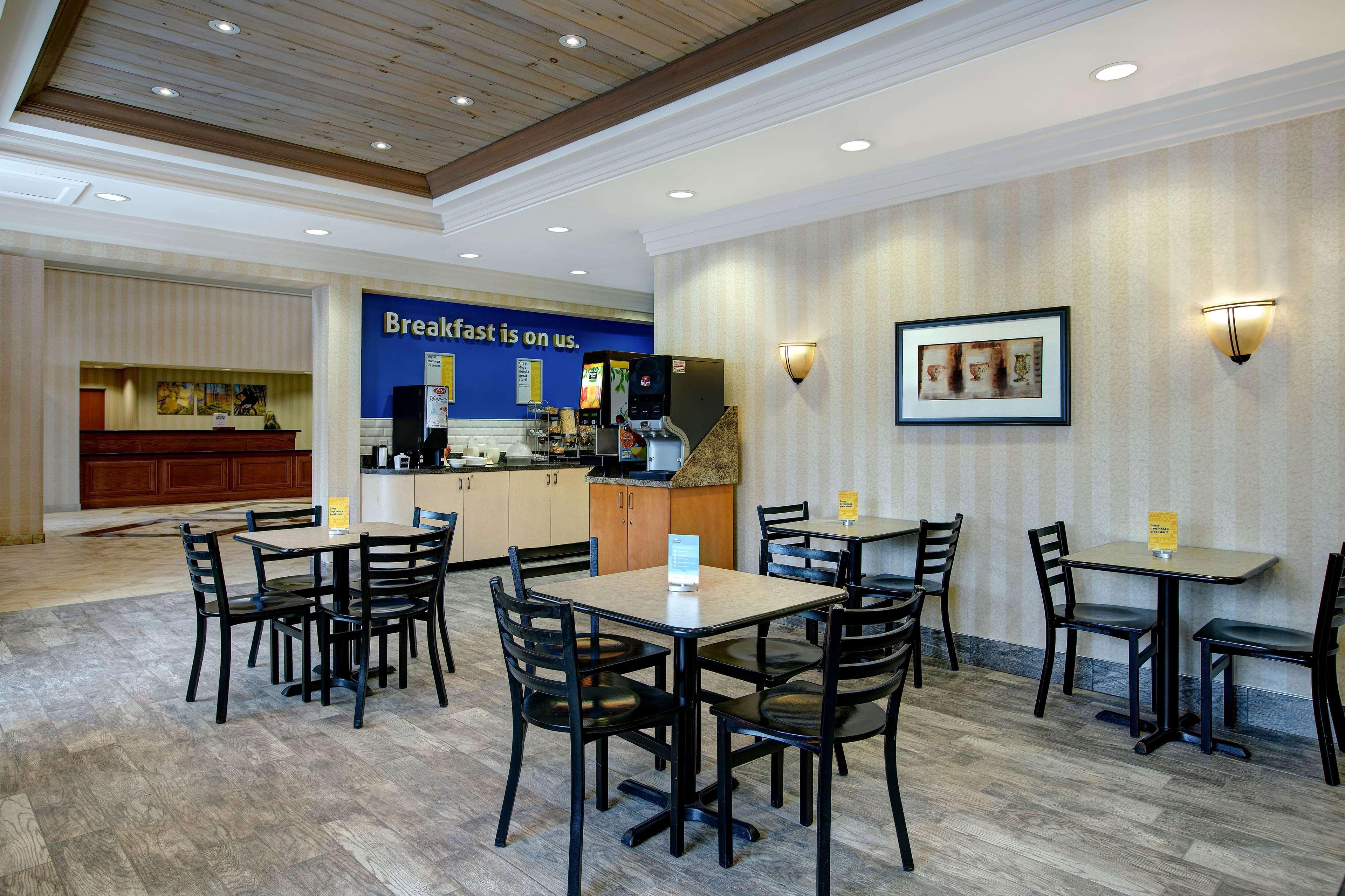 Days Inn & Suites By Wyndham Collingwood Exterior photo